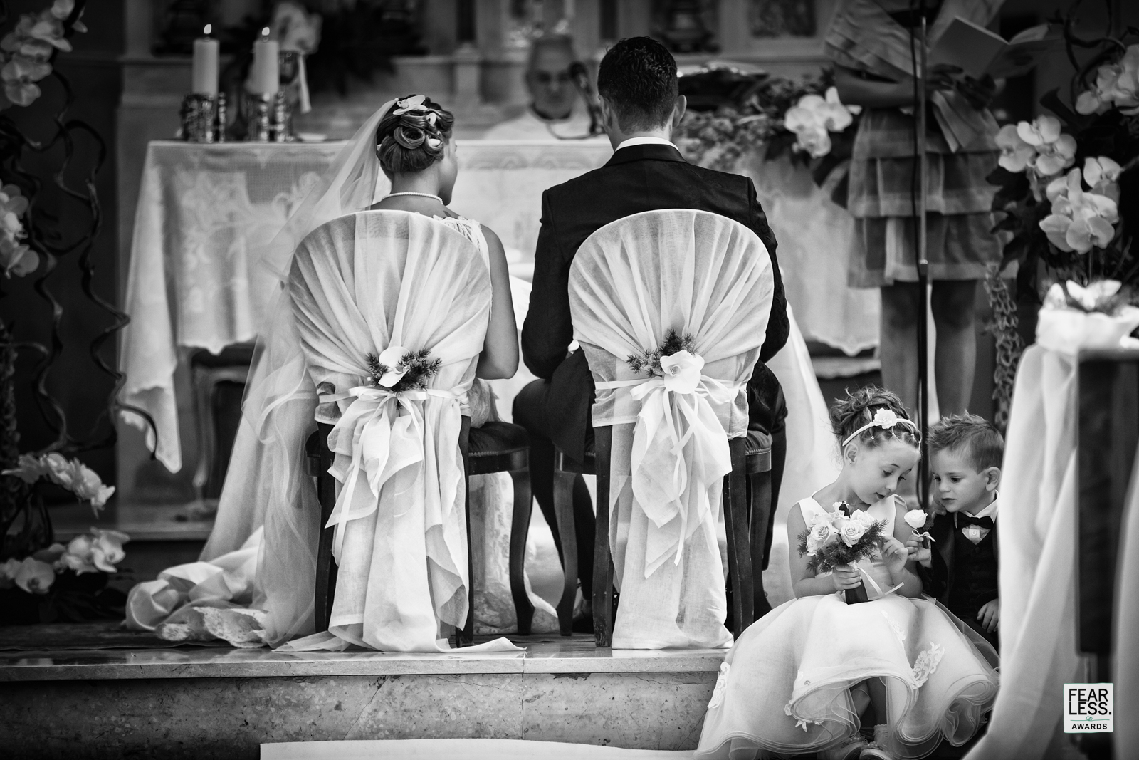 paggetti-giocano-dietro-sposi paggetti giocano dietro agli sposi durante la cerimonia