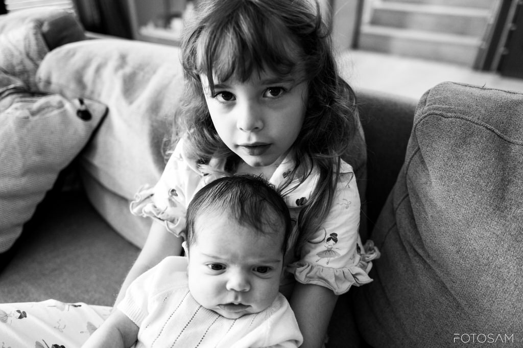 momento-di-tenerezza-tra-figli-nella-loro-casa