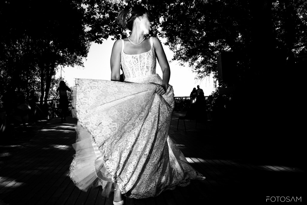 la-sposa-cammina-con-l’abito-in-movimento-tra-luci-e-ombre
