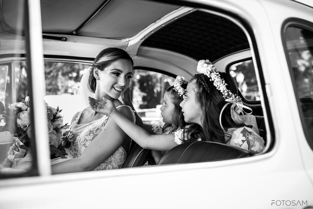 mamma-e-figlie-in-un-momento-tenero-dentro-un-auto-d-epoca