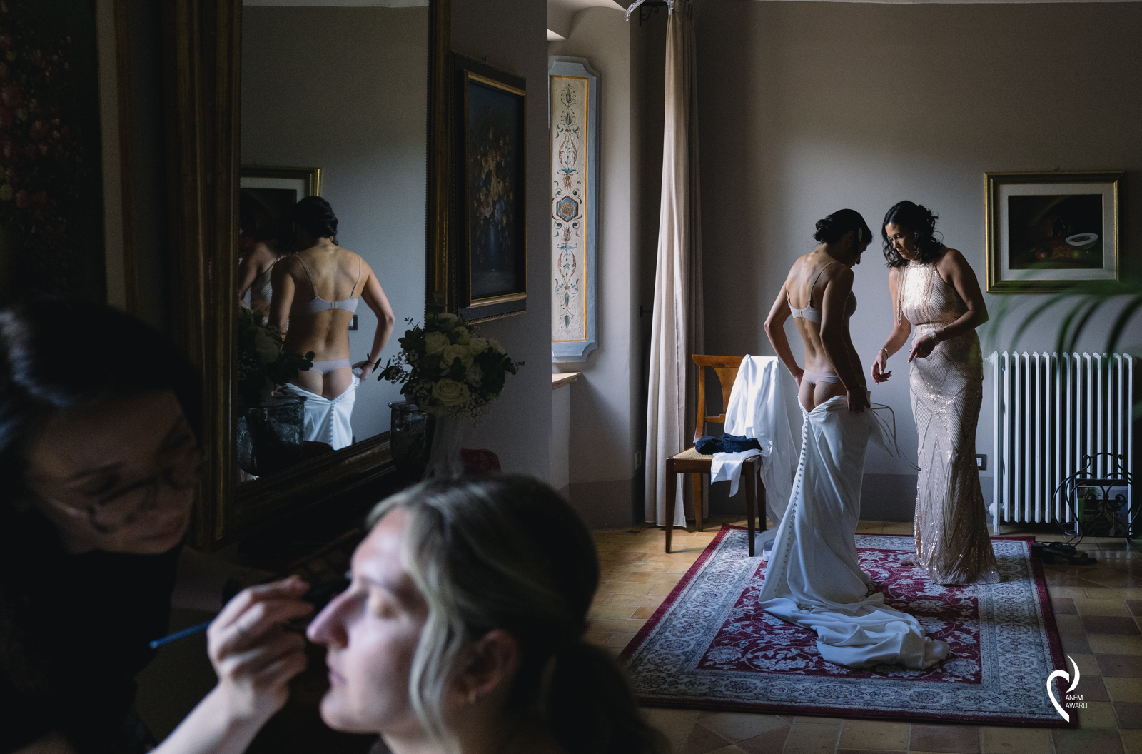 Amica aiuta la sposa a vestirsi.