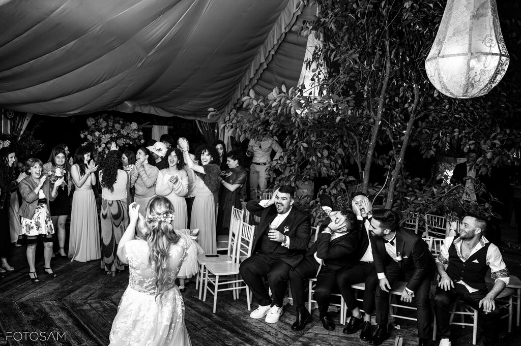 invitati che applaudono e festeggiano in bianco e nero durante le nozze
