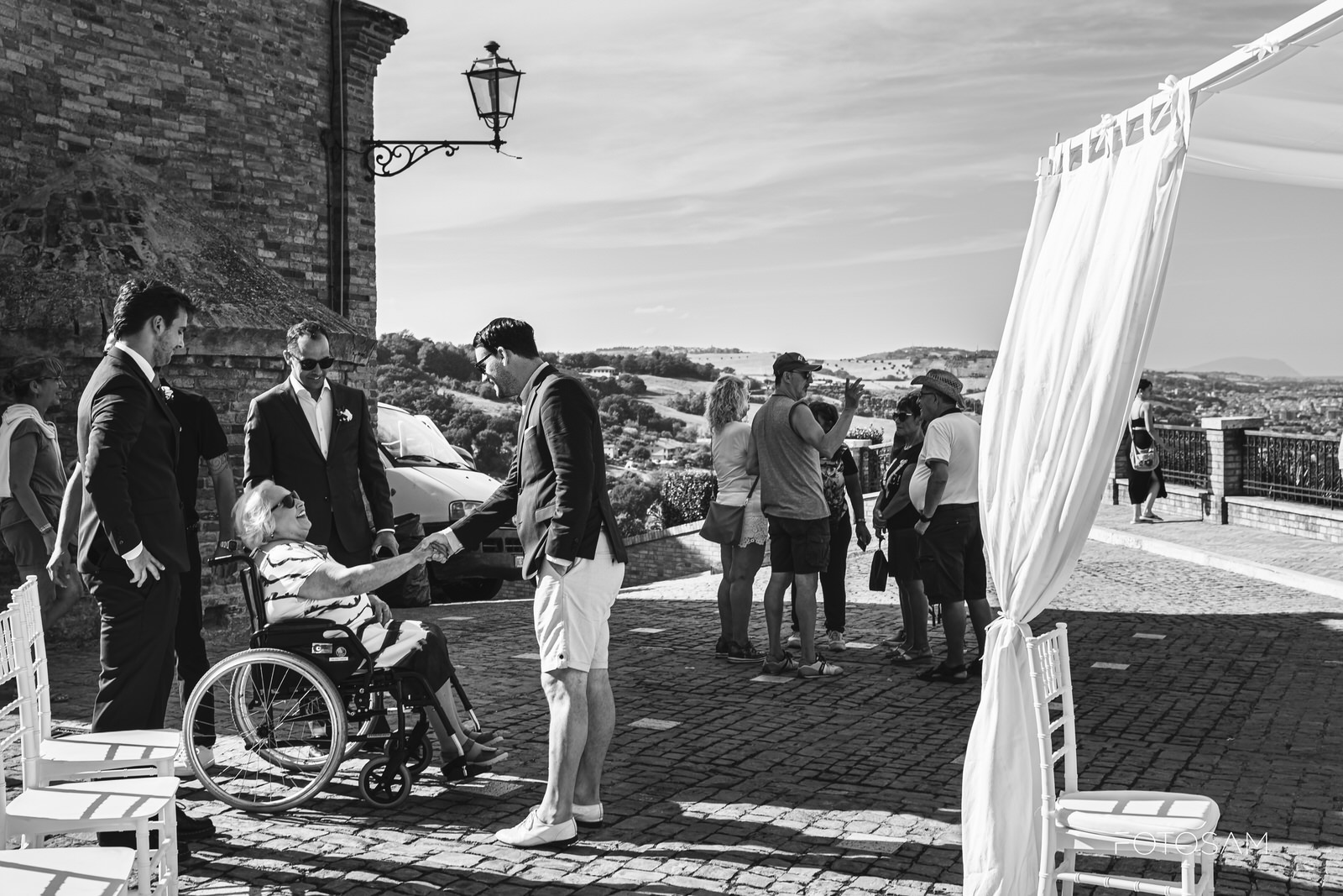 arrivo degli invitati alla cerimonia