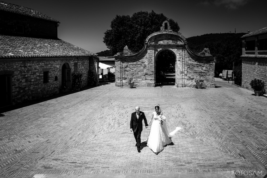 gli-sposi-camminano-in-una-location-del-conero