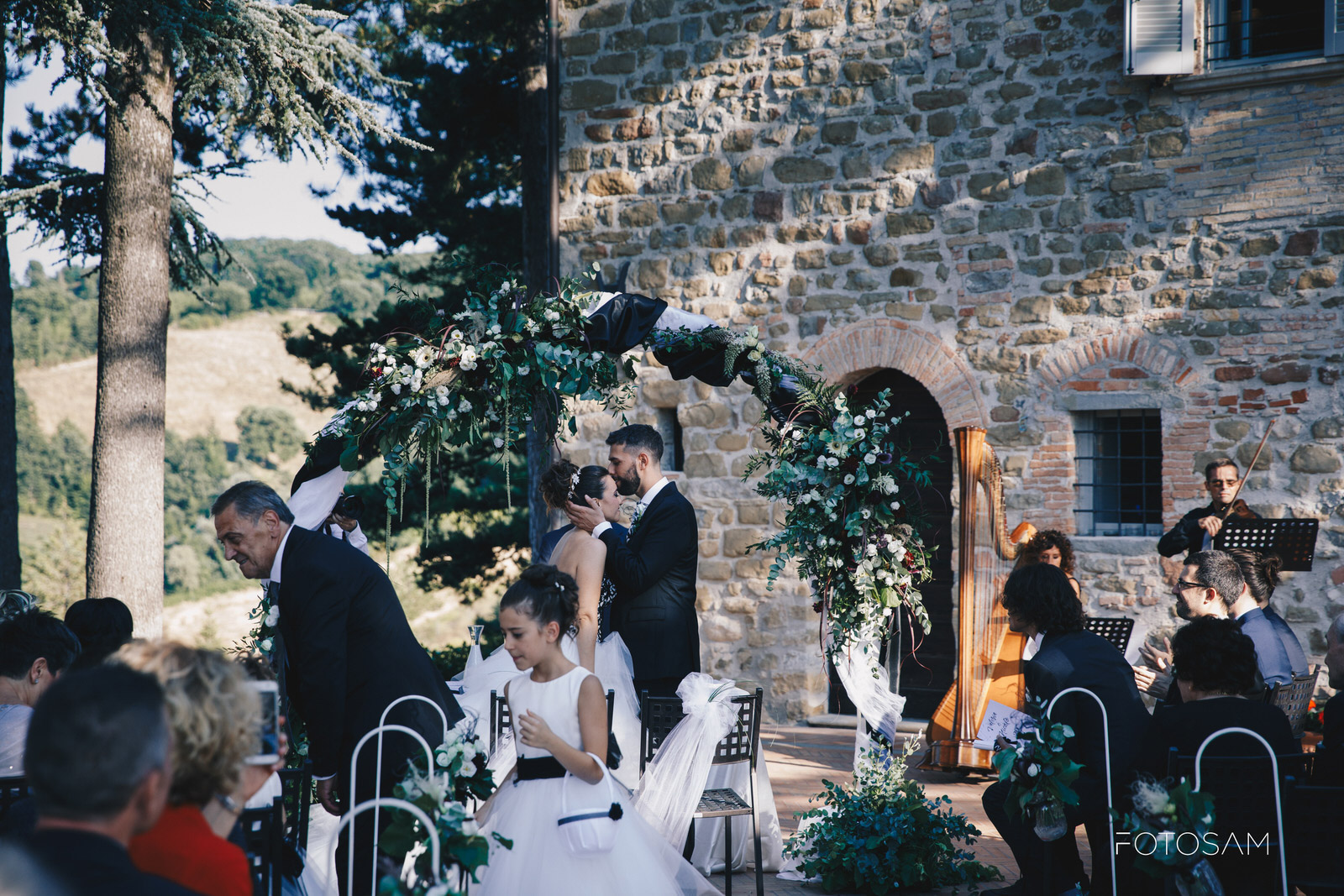 bacio-sposi-durante-la-cerimonia-civile