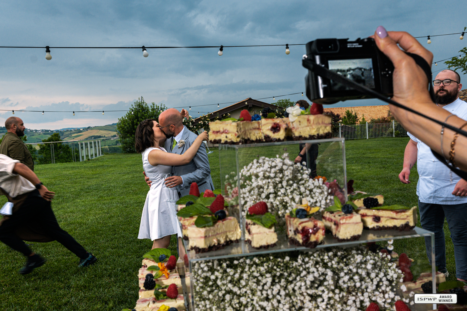 Bacio degli sposi nel momento della torta