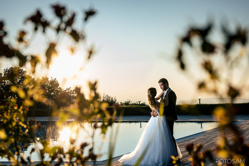 Un bacio al tramonto tra i rami, simbolo della dolcezza di un matrimonio nel Montefeltro