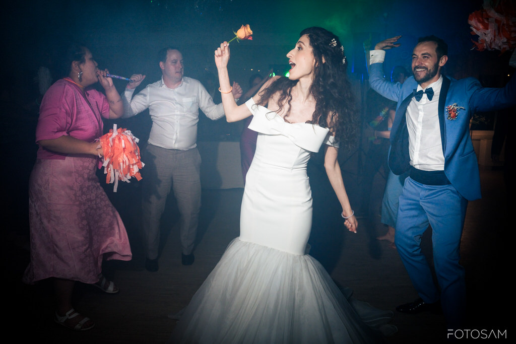 Amici e sposi si lanciano in danze swing piene di energia e divertimento