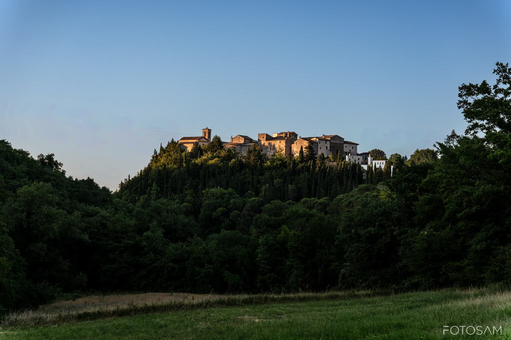 paesaggio-rurale-con-centro-storico-in-lontananza