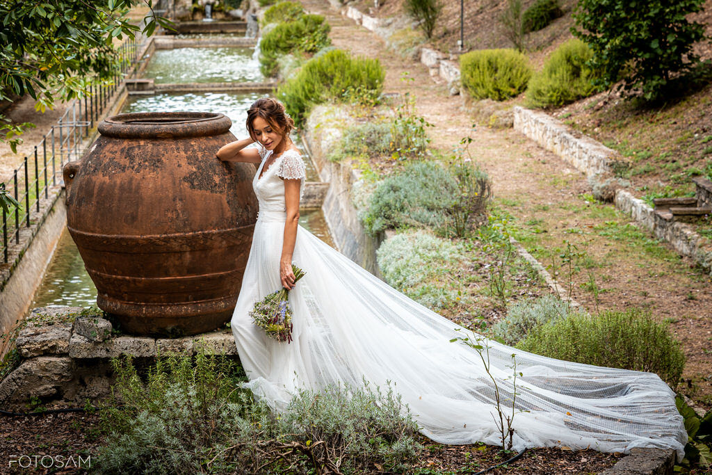 L'eleganza della sposa nei pressi della fonte di acqua Tullia