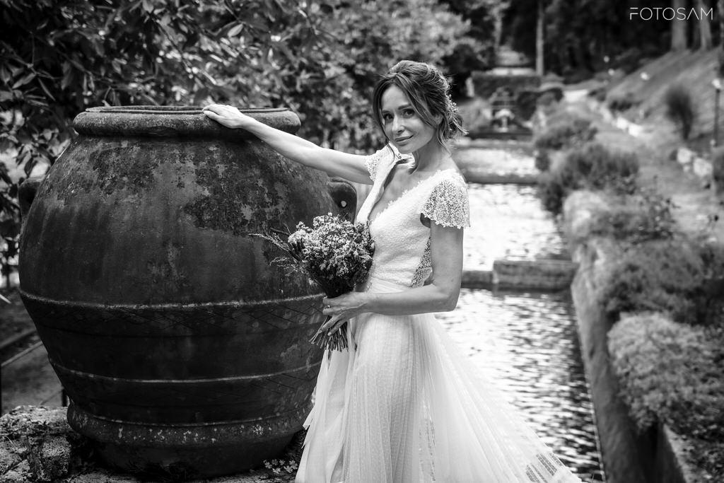 L'eleganza della sposa nei pressi della fonte di acqua Tullia