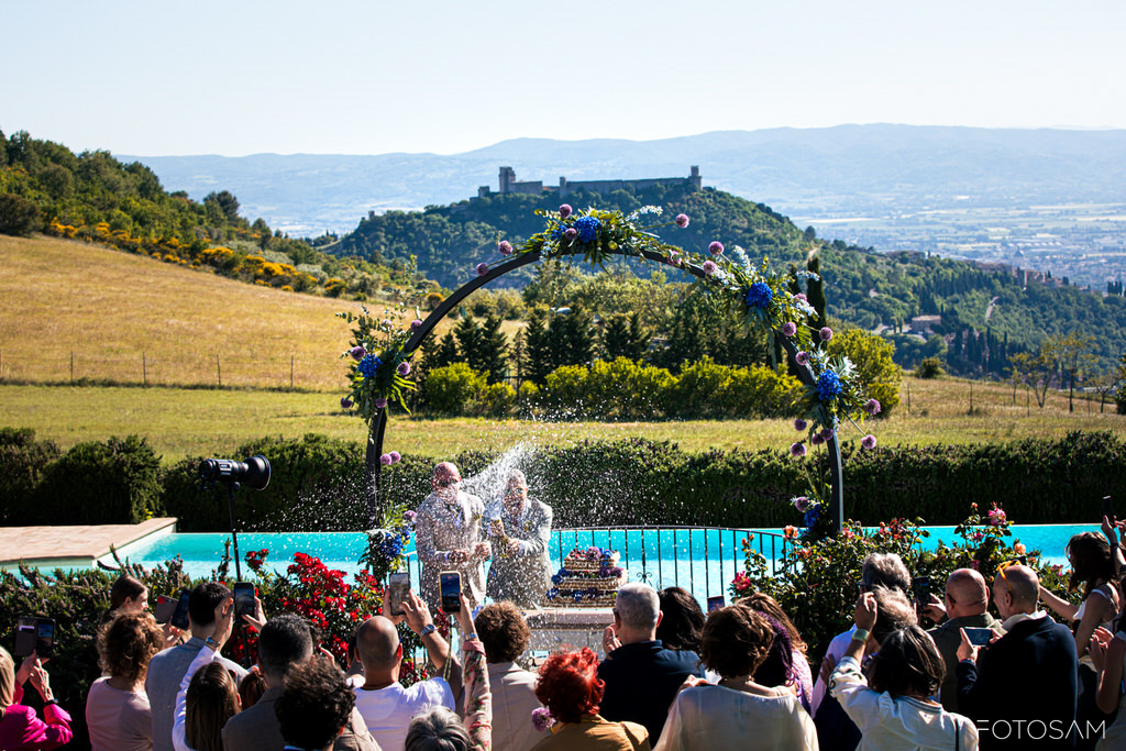 amici-che-brindano-con-gli-sposi-in-piscina