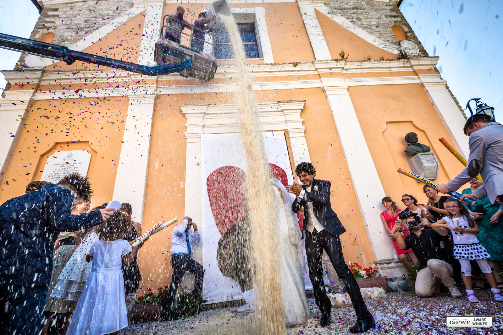 Una cascata di riso sugli sposi
