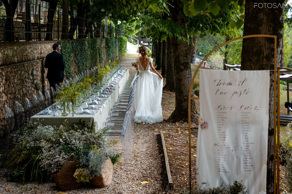 Sistemazione e decorazione della tavolata nel parco del Convento