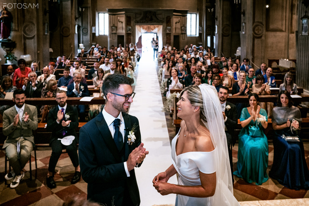 sposi-che-si-guardano-durante-la-cerimonia-in-chiesa-location-biodinamica-rimini