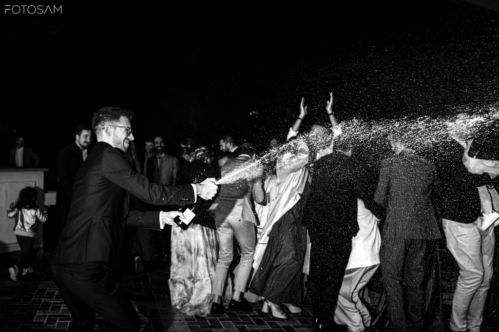 esplosione-di-champagne-e-invitati-che-festeggiano-momento-di-festa-tenuta-mara