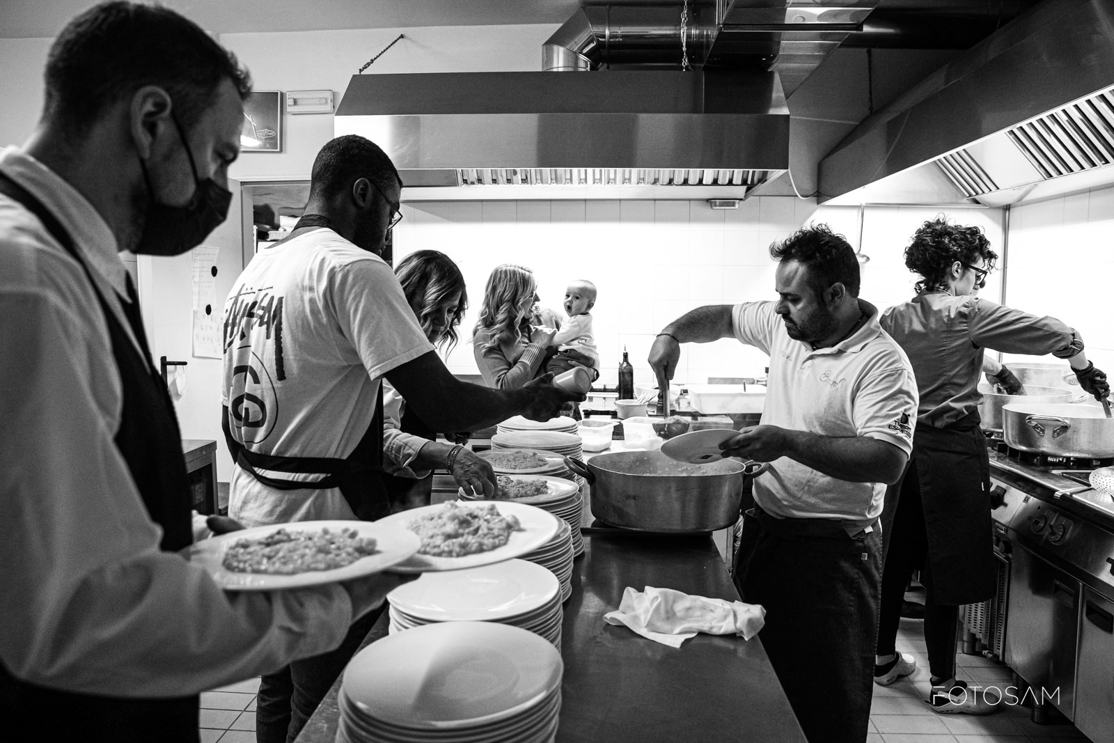chef-durante-impiattamento-in-cucina