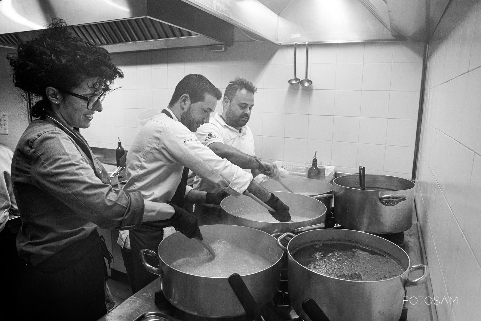 chef-durante-la-cottura-del-riso-in-cucina
