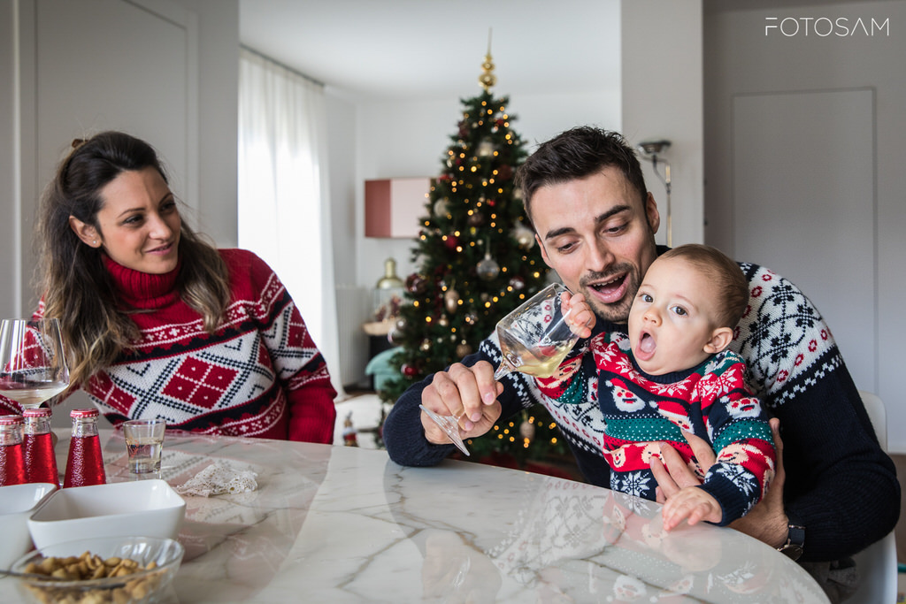 papa-che-brinda-e-figlio-curioso-mentre-la-mamma-osserva