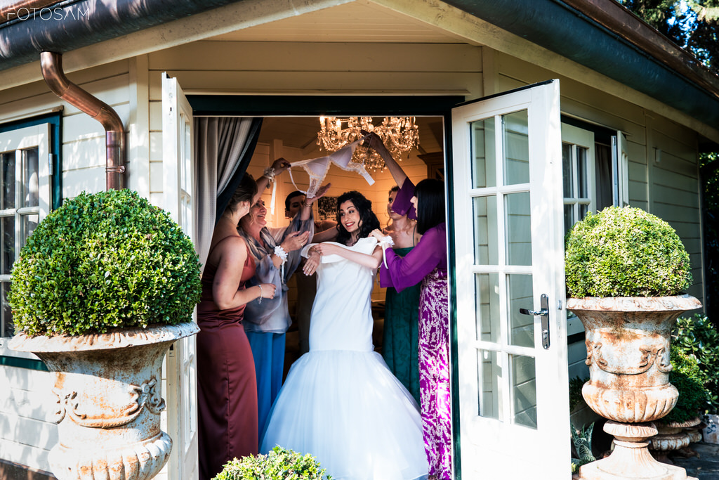 La sposa entra accompagnata dalle damigelle tra emozioni sincere e risate