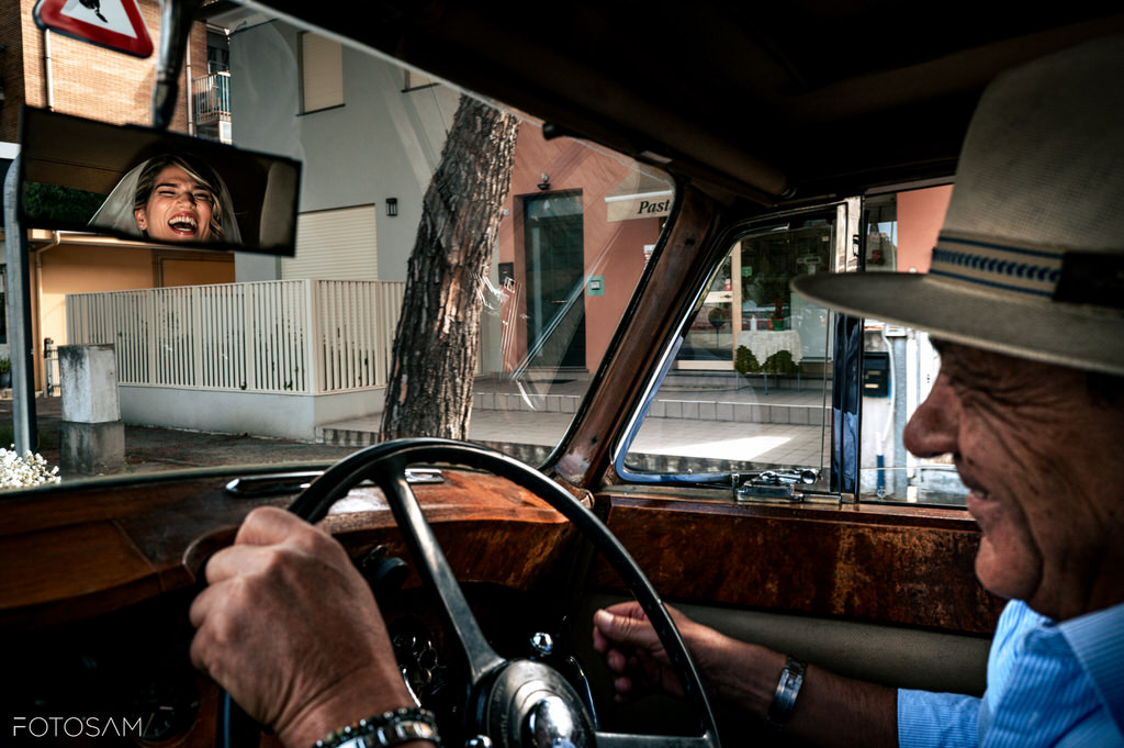 uomo-alla-guida-di-auto-depoca-servizio-fotografico-matrimonio-rimini