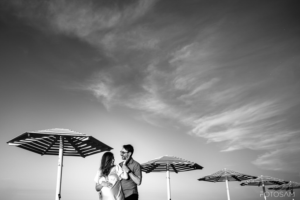 maternity-in-spiaggia-con-luce-calda-del-tramonto