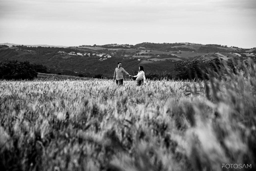 coppia-in-attesa-tra-i-campi-con-effetto-bianco-e-nero
