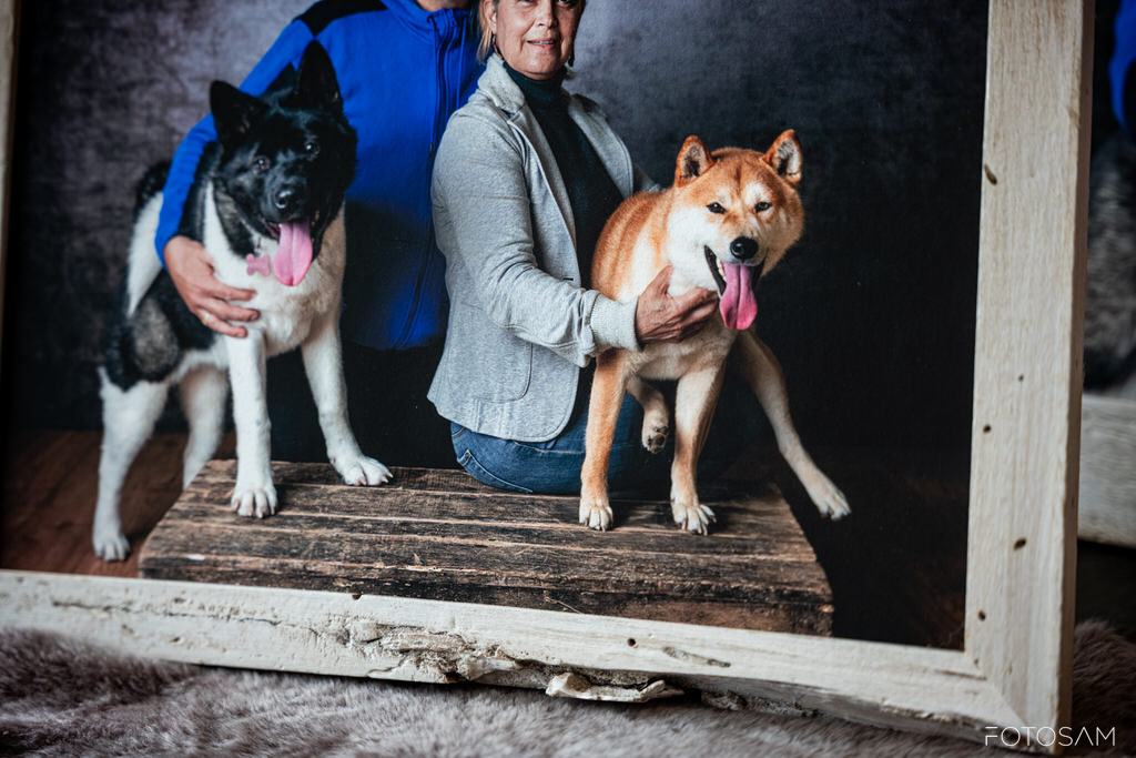 cornice-artigianale-con-foto-di-famiglia-e-cani