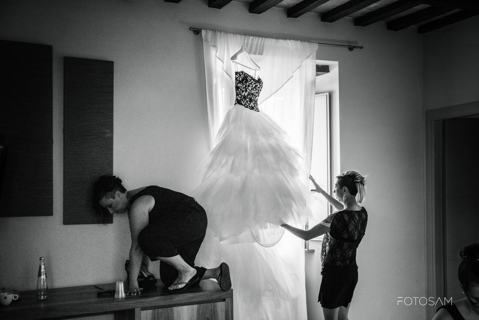 le-damigelle-sistemano-l'abito-da-sposa