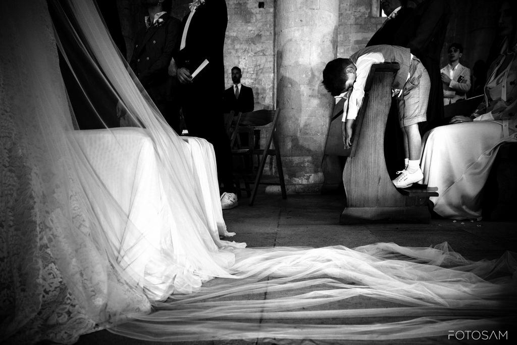 primo-piano-del-velo-e-dell’abito-da-sposa-in-un-momento-di-attesa