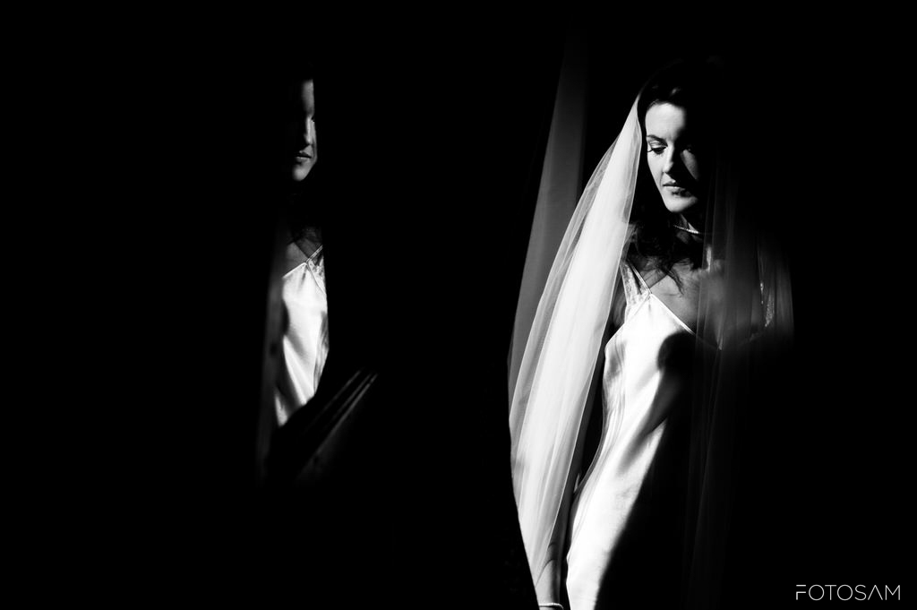 ritratto-creativo-della-sposa-in-controluce-con-velo-e-ombre-che-enfatizzano-le-linee-e-legano-latmosfera