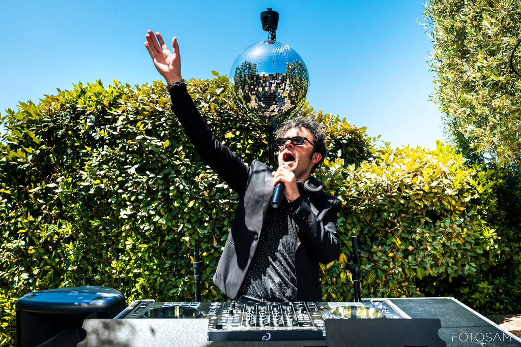 dj-che-anima-la-festa-con-mano-alzata