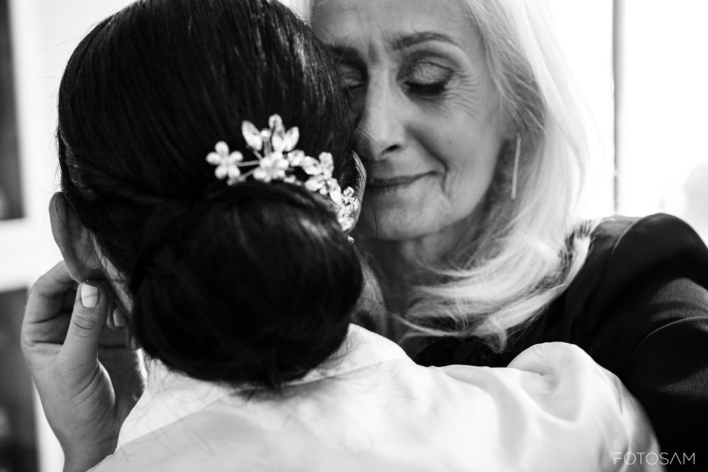 mamma-che-stringe-la-figlia-in-un-ritratto-in-bianco-e-nero