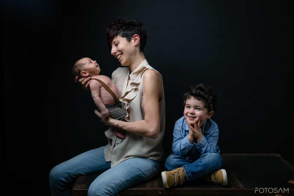 mamma-con-bambino-piccolo-in-un-momento-tenero-e-luminoso