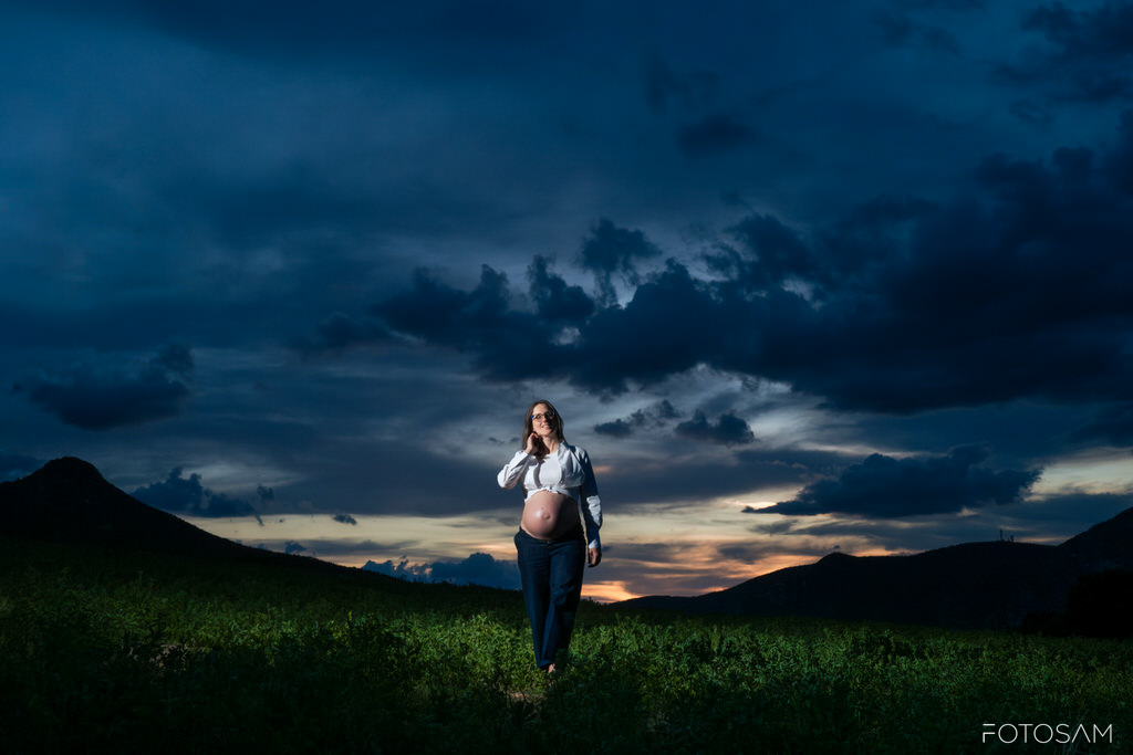 maternity-in-campo-aperto-con-luce-del-crepuscolo