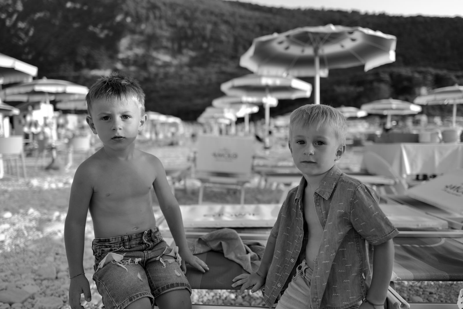 due-bambini-sulla-spiaggia-portonovo