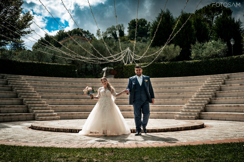 sposi mano nella mano sulle scale scenografiche della villa