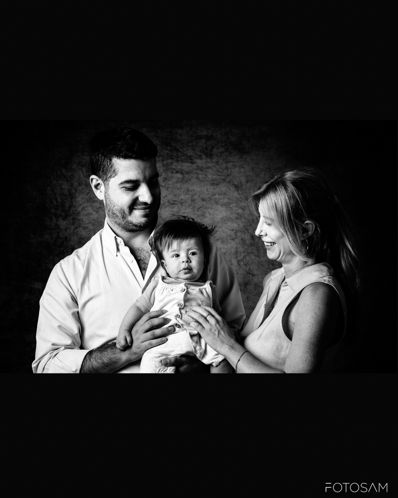 genitori-che-tengono-il-loro-bambino-durante-un-servizio-fotografico-di-famiglia-nelle-marche
