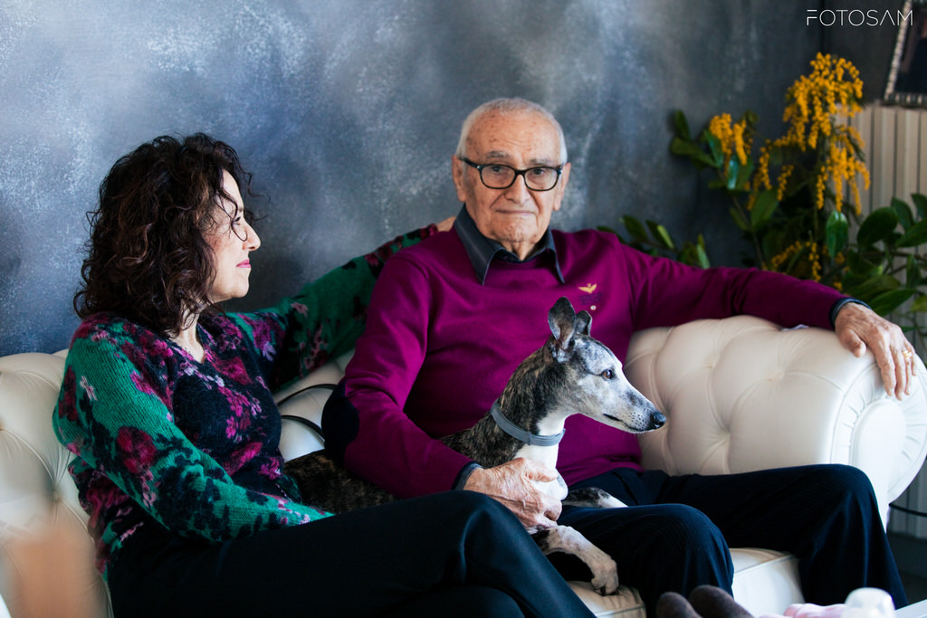 famiglia-con-cane-in-uno-scatto-di-studio-calore-e-complicita