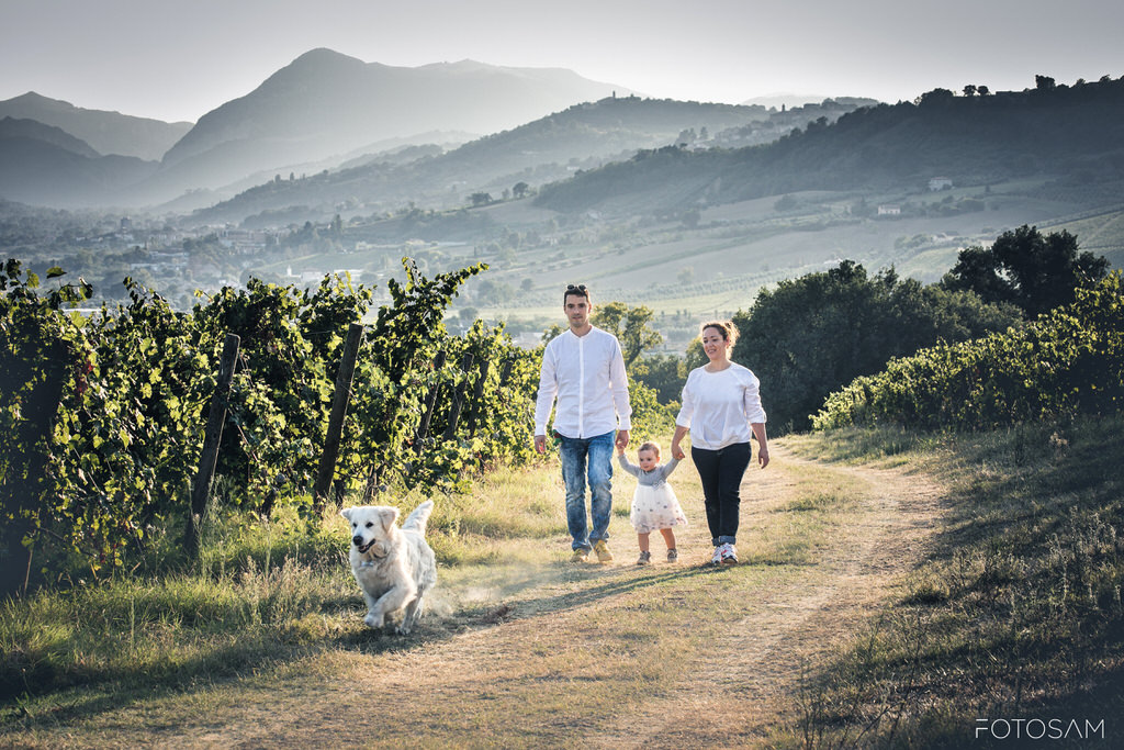famiglia-con-cane-in-un-paesaggio-naturale-tra-emozione-e-spontaneita
