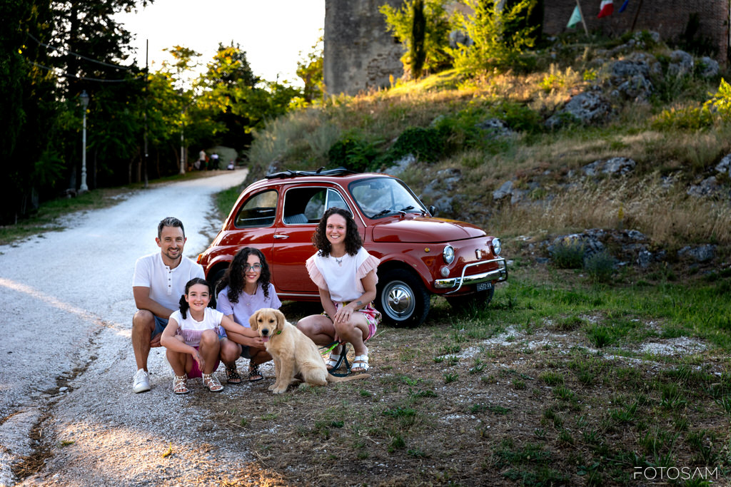 servizio-fotografico-di-famiglia-con-auto-d-epoca-e-cane