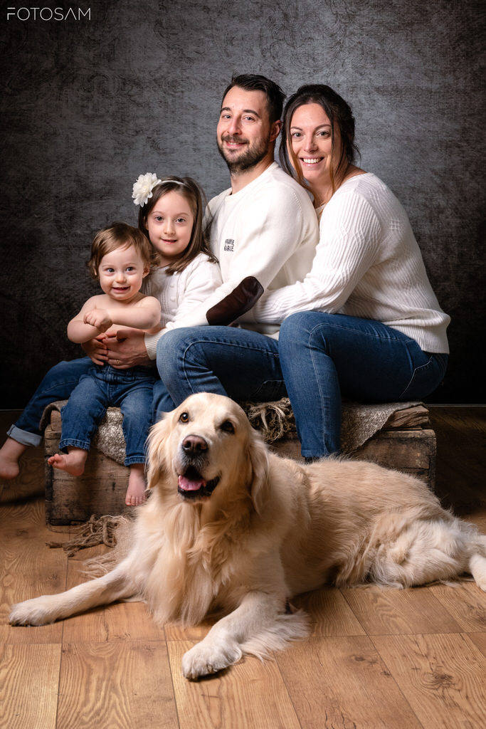 ritratto-di-famiglia-con-golden-retriever-in-uno-stile-elegante-e-autentico