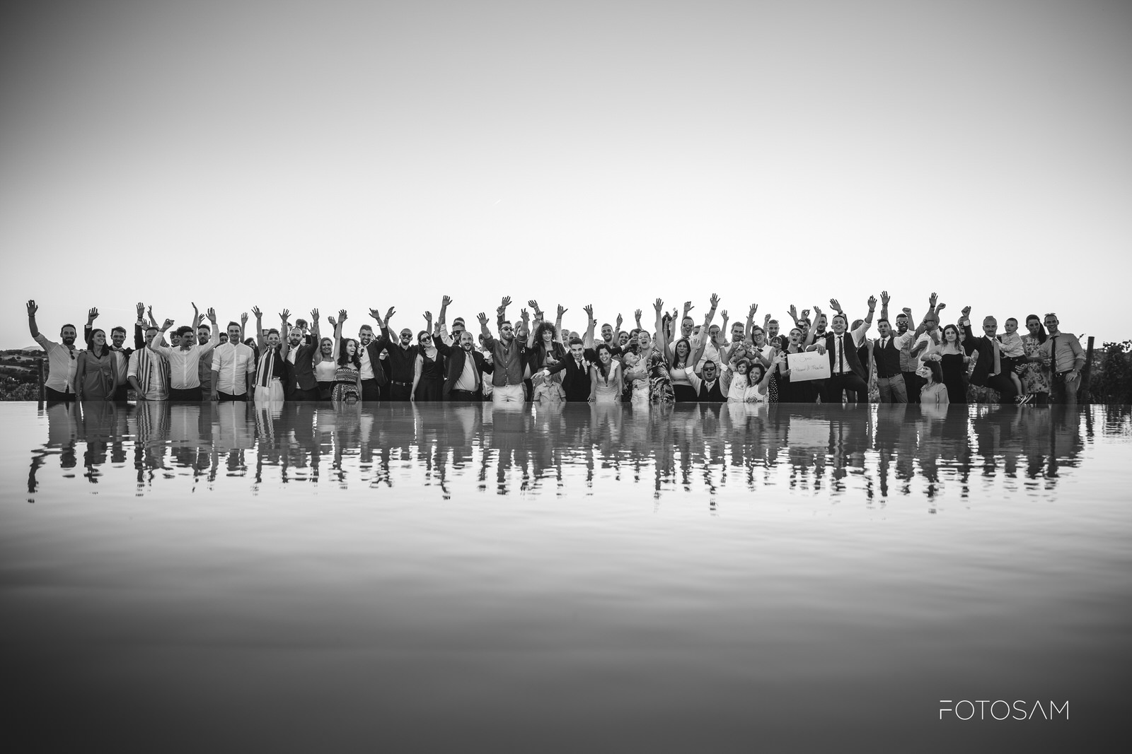 Foto di gruppo bordo piscina a Cantina Langelina