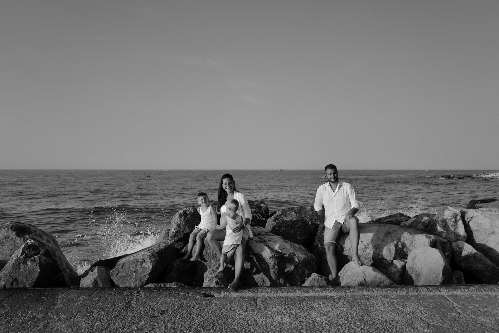 fotografia-di-famiglia-sugli-scogli-di-portonovo