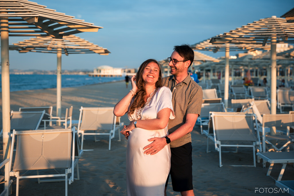 coppia-in-gravidanza-sulla-spiaggia-di-senigallia