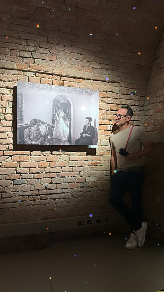 fotografo-accanto-alla-sua-foto-vincitrice-siena-awards-secondo-posto-wedding