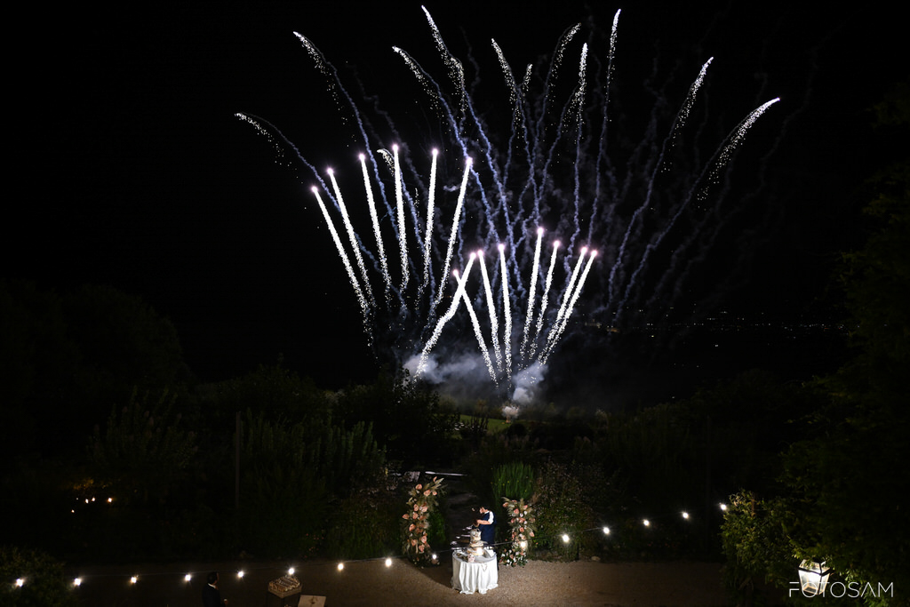 spettacolo-serale-di-fuochi-dartificio-sopra-la-tenuta-finale-emozionante-della-festa