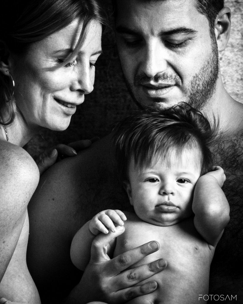 mamma-e-papa-insieme-al-loro-bambino-durante-un-servizio-fotografico-new-family