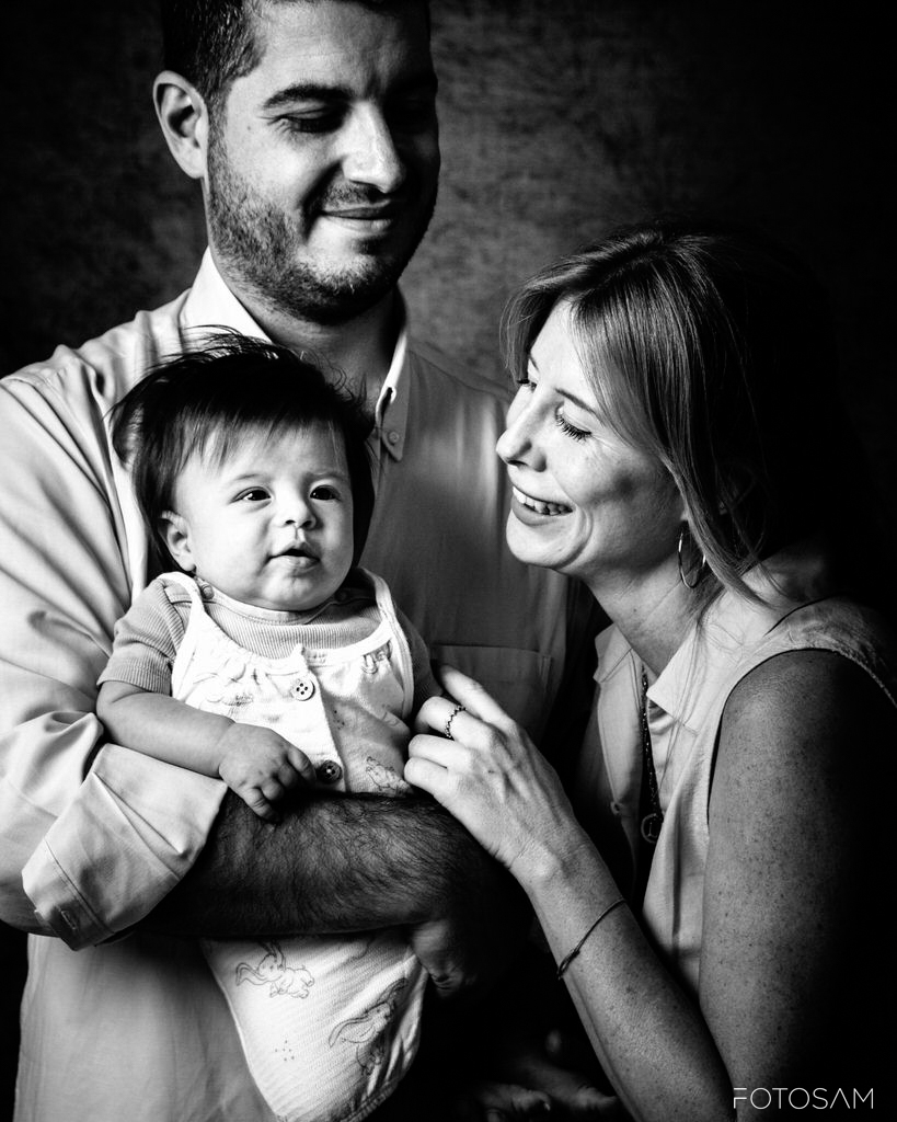 mamma-e-papa-guardano-il-loro-bambino-durante-una-sessione-fotografica-di-famiglia