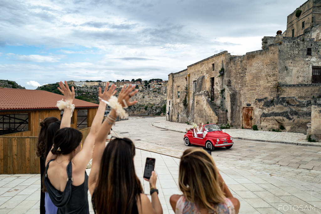 Arrivo della sposa in 500, matrimonio a Matera